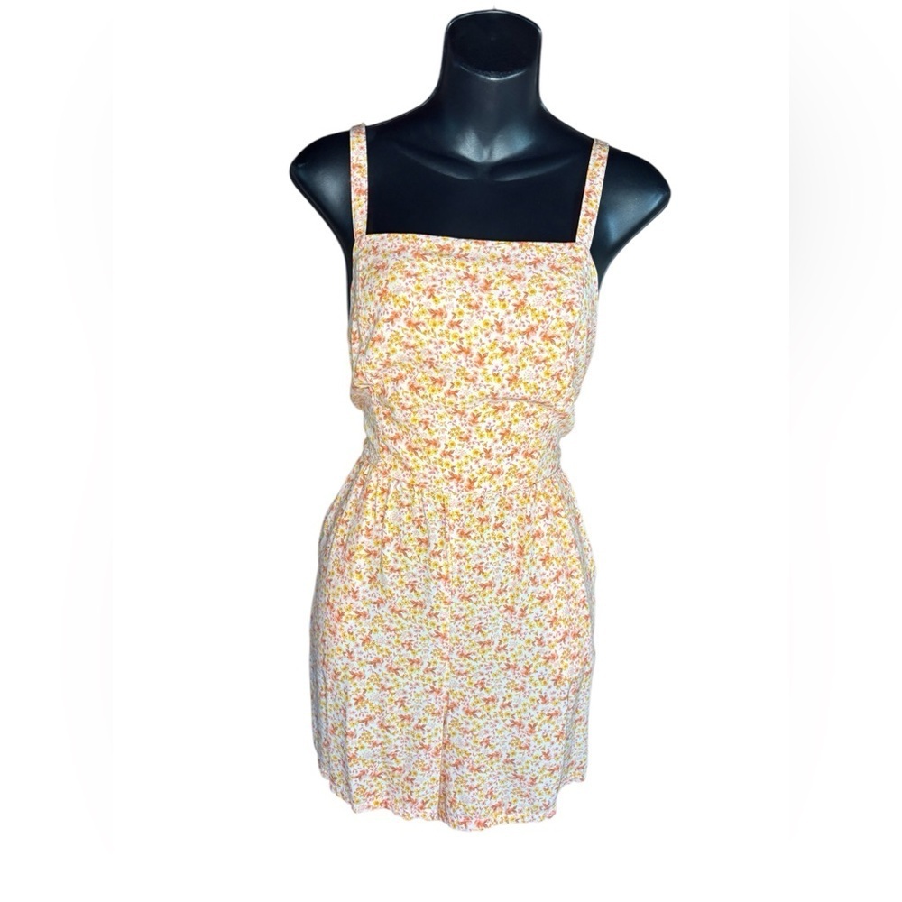 Old Navy women’s CAMI floral white and yellow jumpsuit shorts sz M preloved